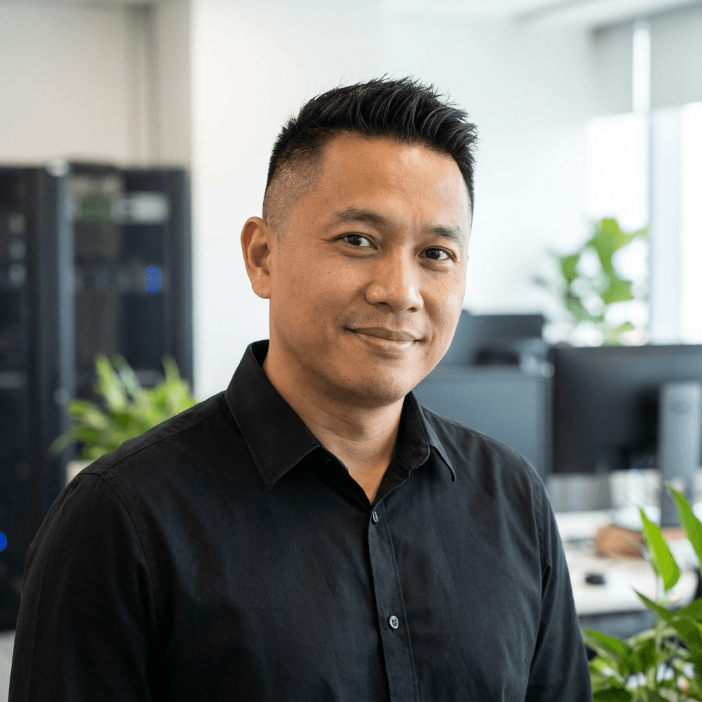 Teknisi elektrikal ANZ Solution Bali memeriksa panel listrik
